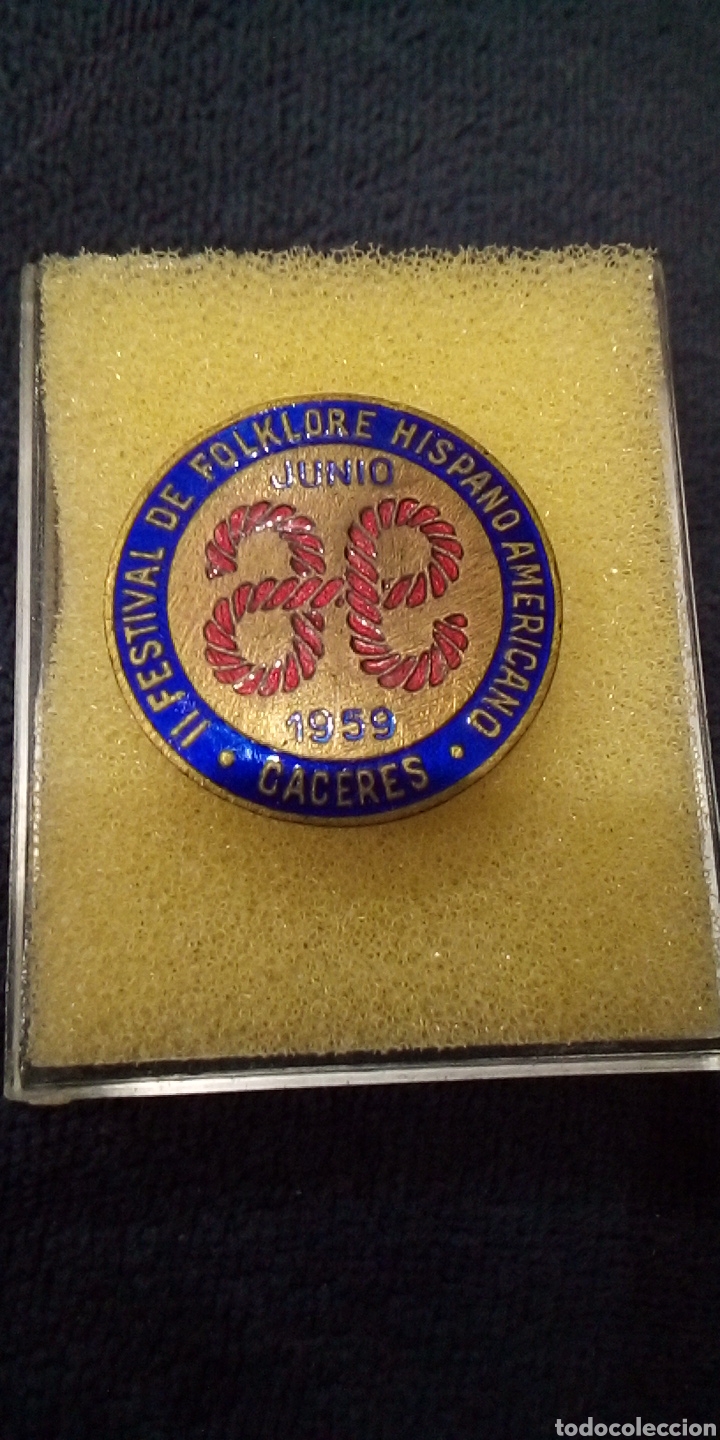 Vintage: UNICA JUNIO 1959 CACERES II FESTIVAL DE FOLKLORE HISPANO AMERICANO INSIGNIA OJAL