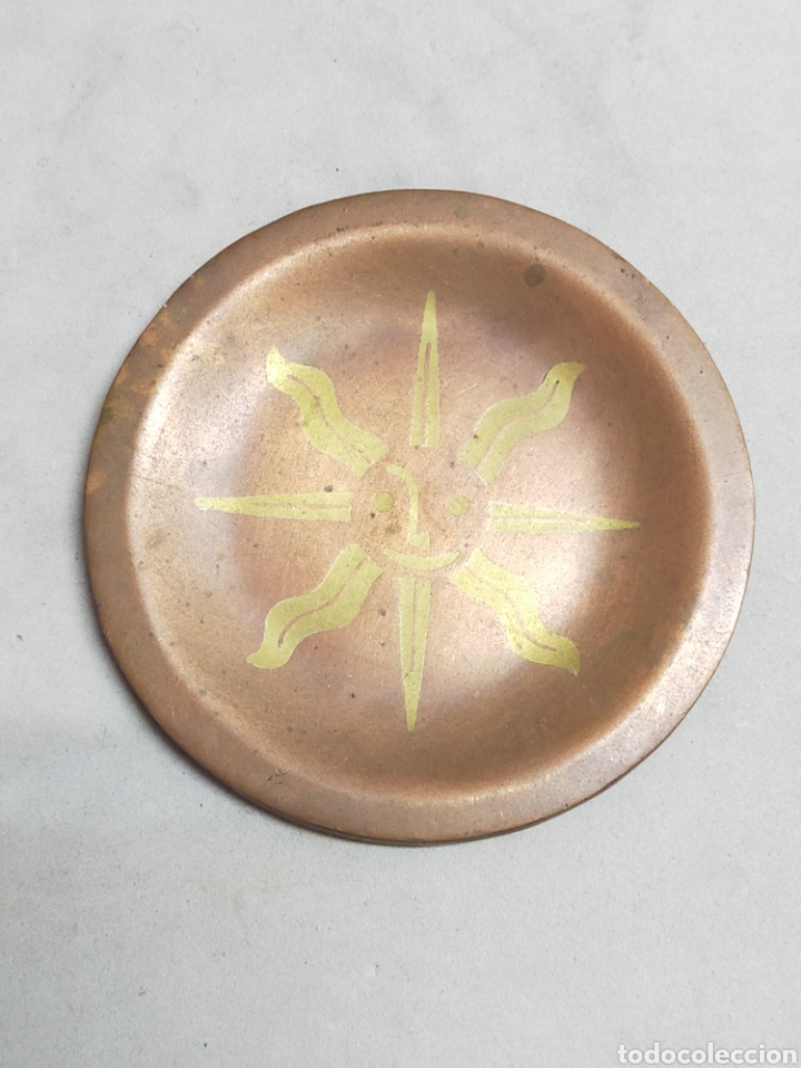 Vintage: PLATILLO DE COBRE CON DETALLES DORADOS EN FORMA DE SOL. LOS CASTILLOS, MEXICO. 9 CM DIAMETRO.