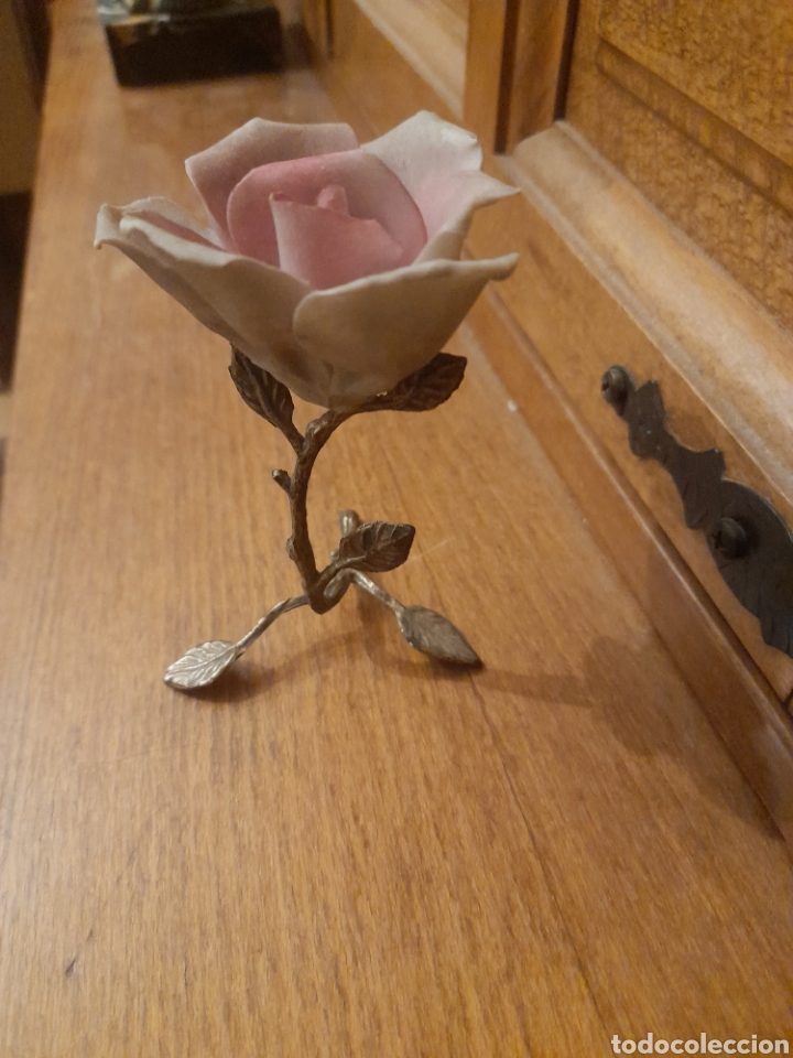 Vintage: Preciosa rosa de metal y porcelana, 10 cm de altura