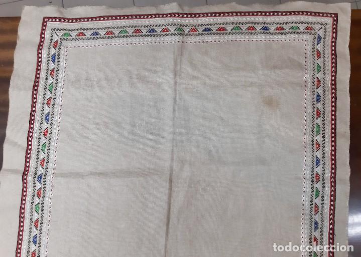 Vintage: Mantel Vintage de Lino Bordado a Mano
