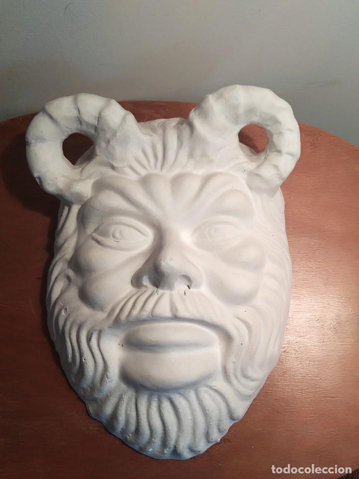 Vintage: Cara grotesca con cuernos o demonio en escayola. Decorativa.