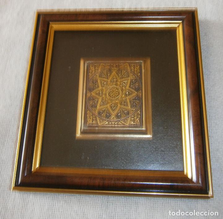 Vintage: artesania toledana repujado en oro enmarcado 14 cms x 12 cms y medio