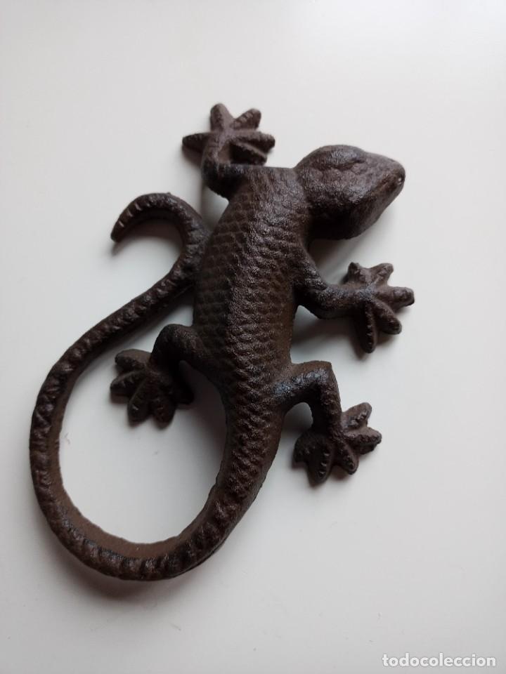 Vintage: Lagarto, salamandra de hierro. Parece numerada con un 3 en una pata