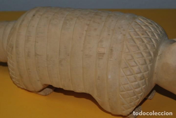 Vintage: FIGURA DE MADERA DE BALSA - ARMADILLO - 50 CM - Foto 7