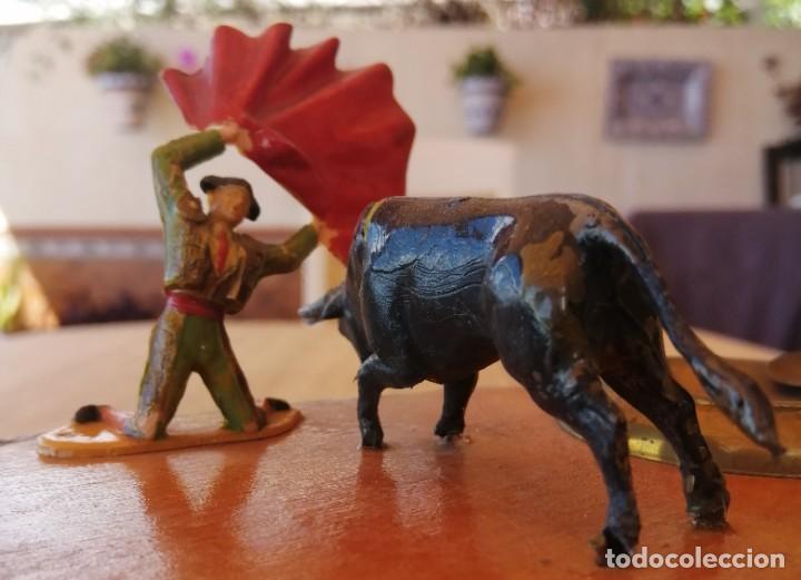 Vintage: Figura torero Reamsa, Pech, con toro embistiendo, sobre madera y cenicero