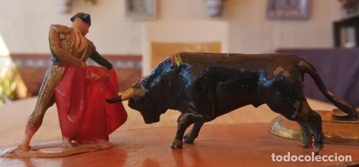 Vintage: Figura torero Reamsa, Pech, con toro embistiendo, sobre madera y cenicero