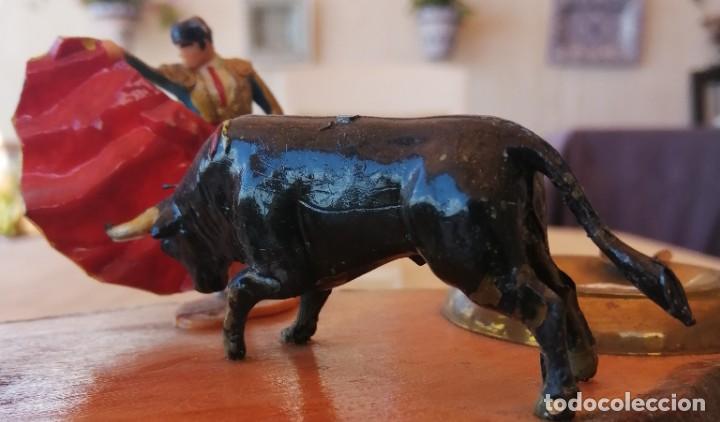 Vintage: Figura torero Reamsa, Pech, con toro embistiendo, sobre madera y cenicero