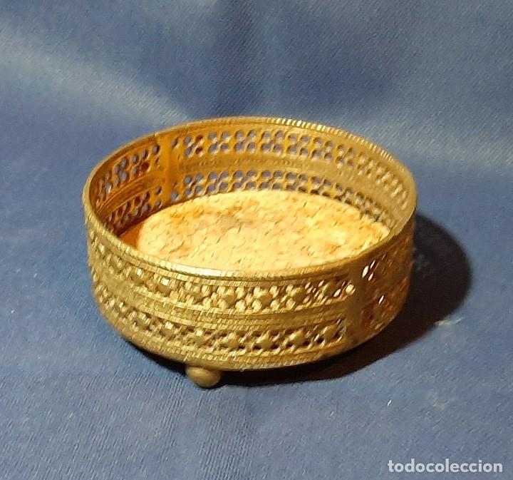 Vintage: Antiguo reposabotellas de bronce - Foto 1