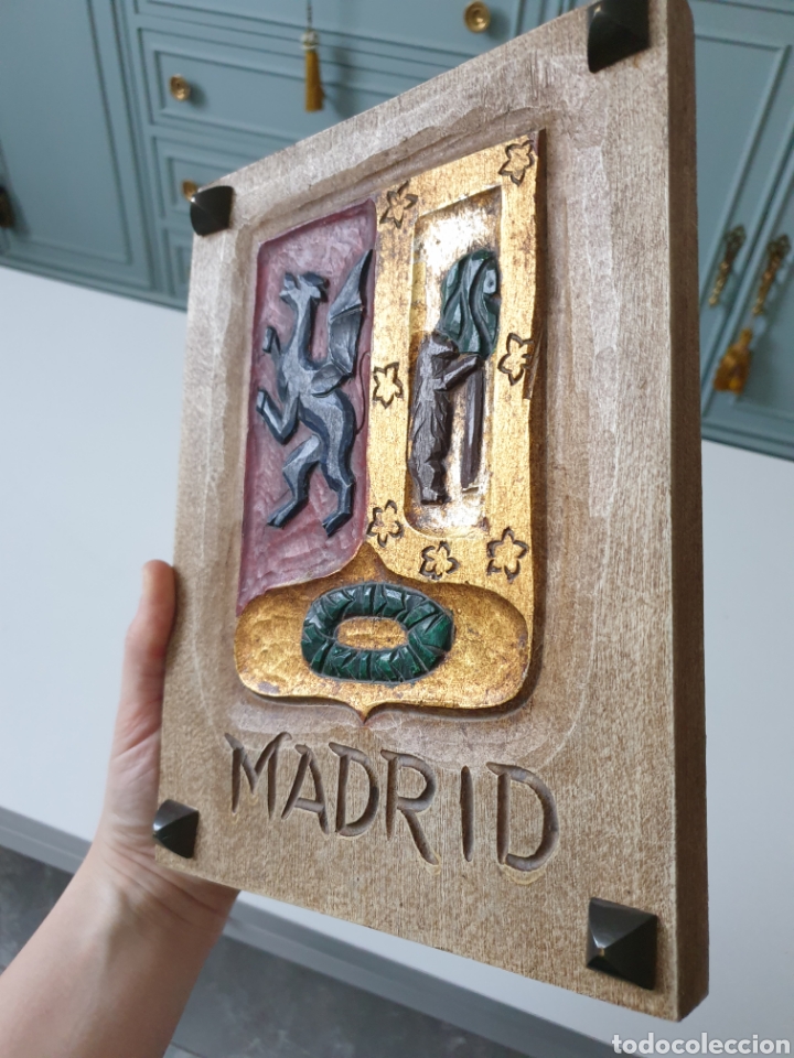 Vintage: Escudo her&aacute;ldico Madrid drag&oacute;n tallado y policromado en madera 1859