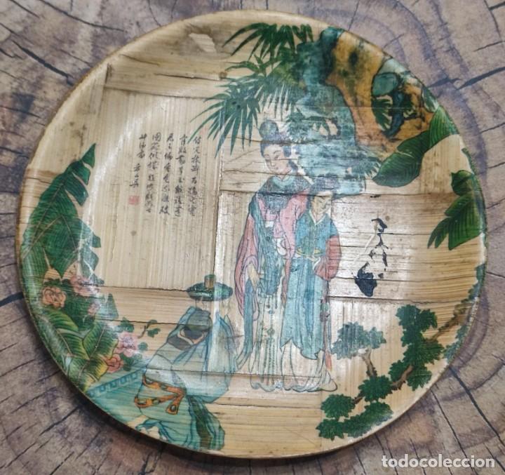 Vintage: PLATO DE BAMB&Uacute; O MATERIAL SIMILAR CON MOTIVOS ORIENTALES &middot; 16 CM. DE DI&Aacute;METRO - PESO: 33 GRAMOS -