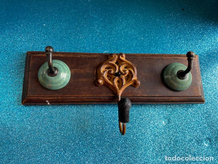 Vintage: PERCHERO EN MADERA , METAL Y CER&Aacute;MICA