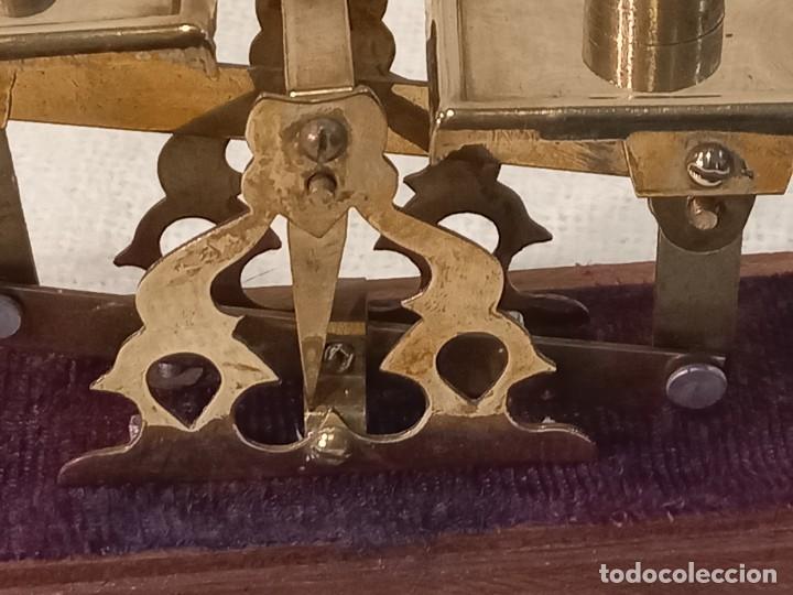 Vintage: BALANZA - LAT&Oacute;N (caja de madera) - Foto 6