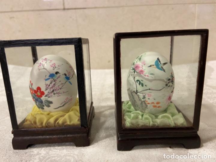 Vintage: C-40. Pareja de huevos pintados a mano en urnas. Firmados. Alcaudones.
