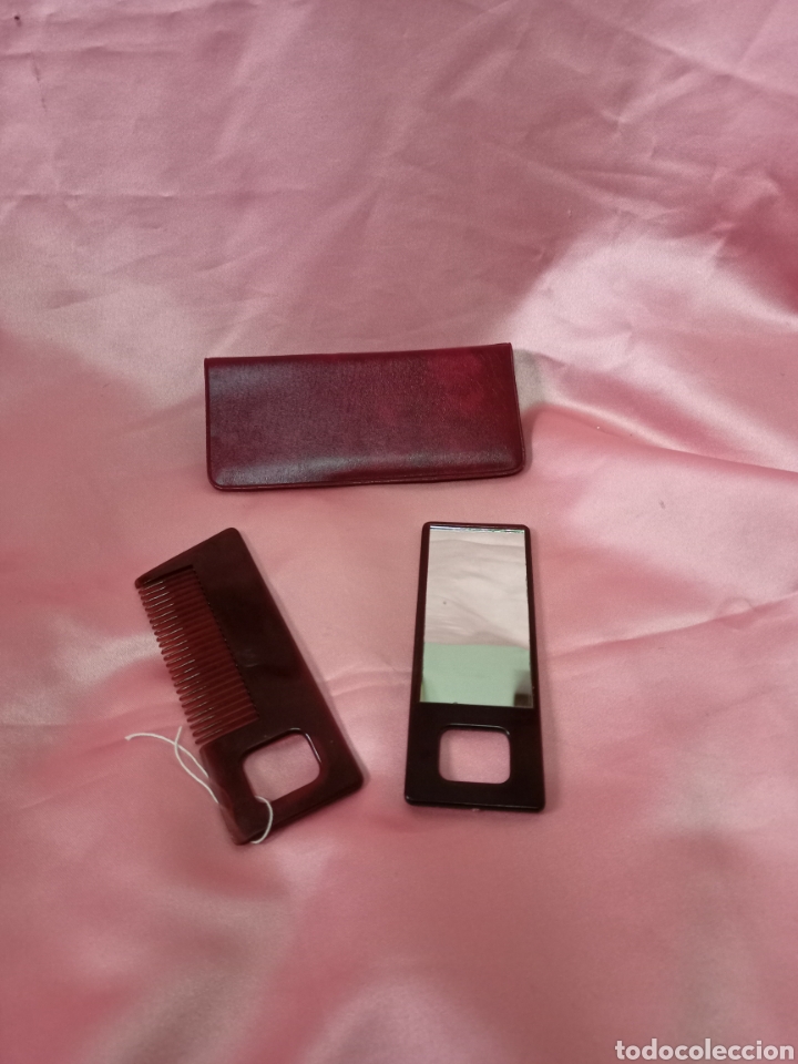 Vintage: Cartera de piel sint&eacute;tica con peine y espejo,muy vintage.
