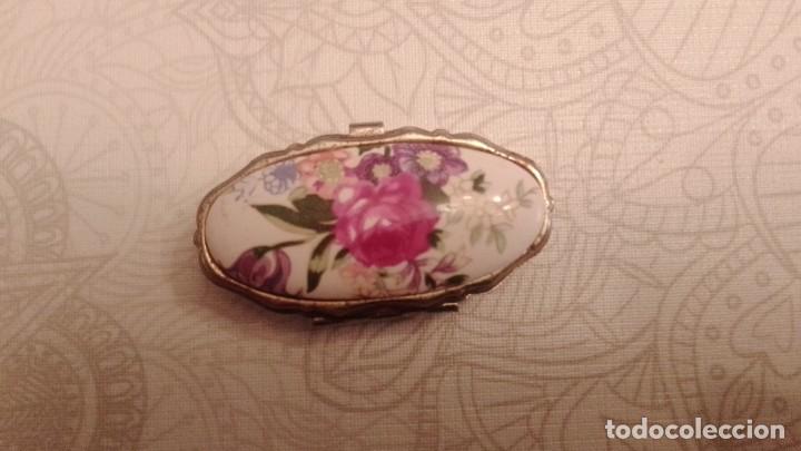 Vintage: Caja Pastillero Metalico con Flores