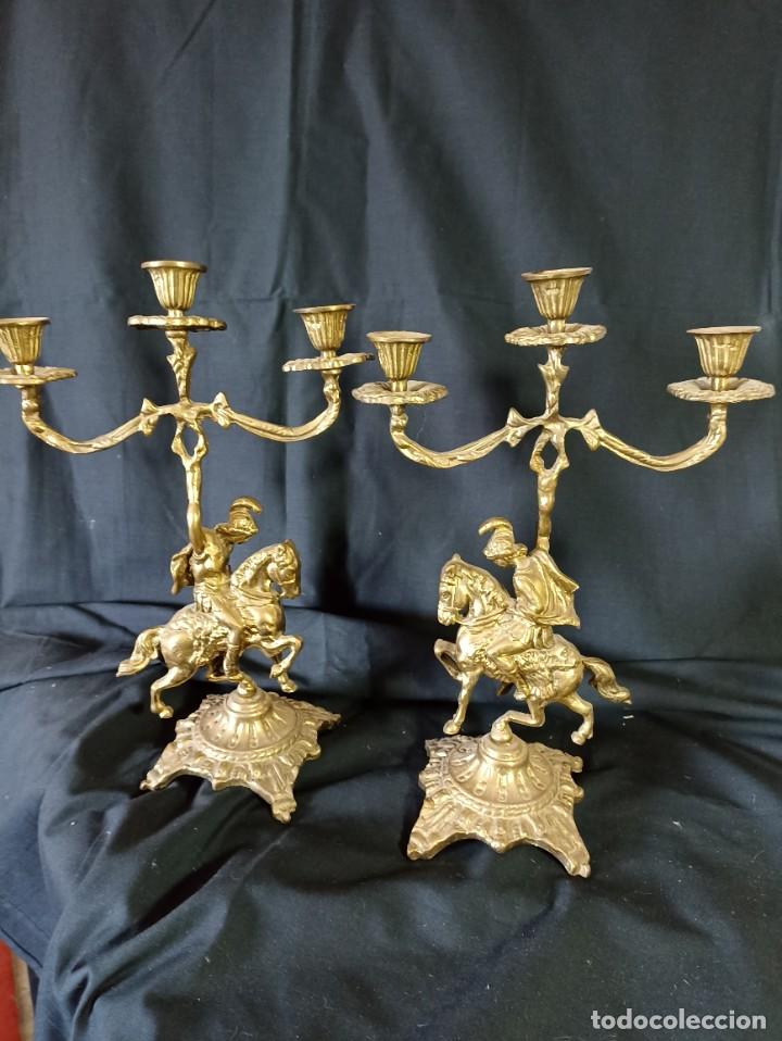 Vintage: Pareja de candelabros de bronce. Jinetes portando antorchas.