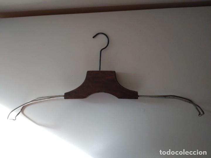 Vintage: Centenaria percha de madera