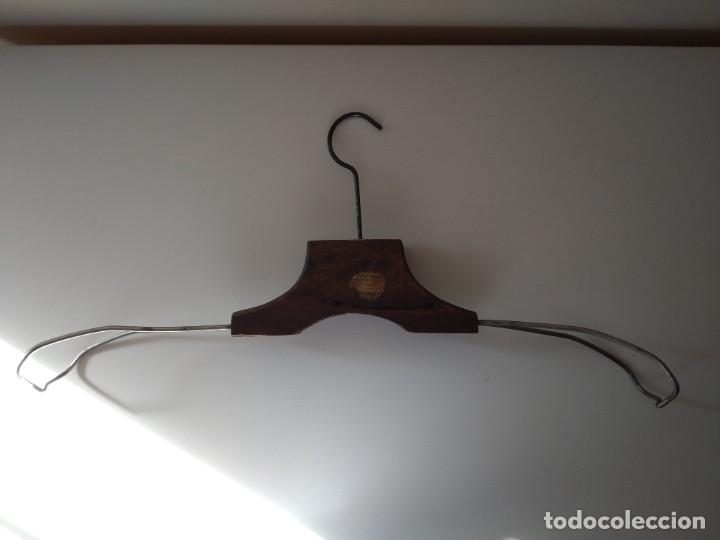 Vintage: Centenaria percha de madera - Foto 2
