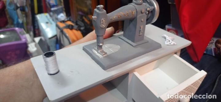 Vintage: MAQUINA DE COSER DE ADORNO 1 CON CAJONES PARA HILOS