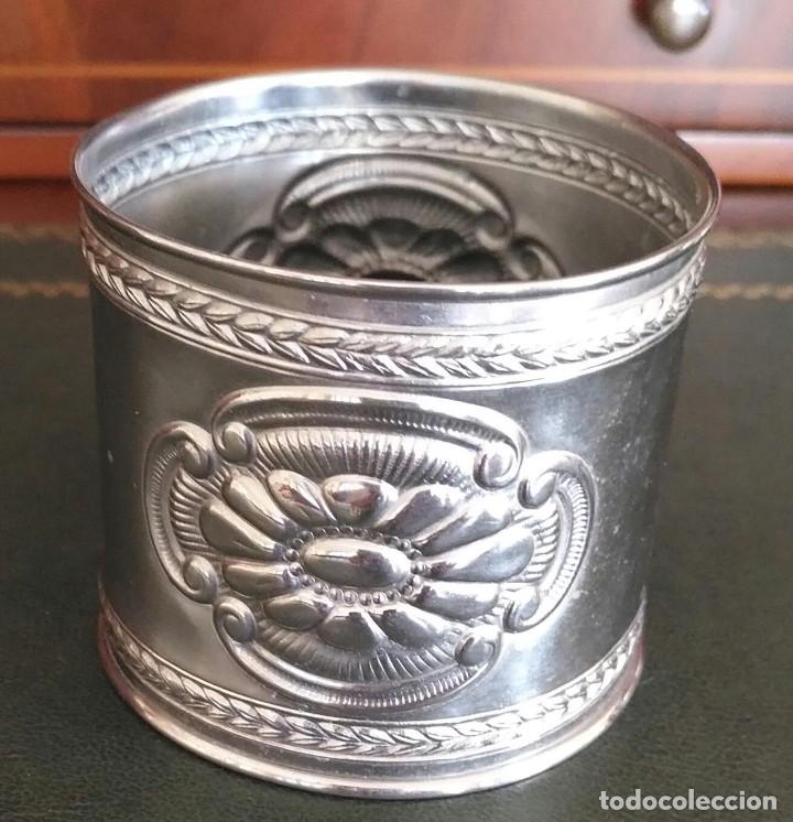 Vintage: M157 Servilletero / Porta servilleta inoxidable flores y cenefas hojas - Di&aacute;metro 7cm y anchura 6cm