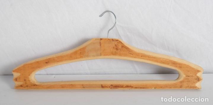 Vintage: 3 perchas artesanas de madera - Foto 2