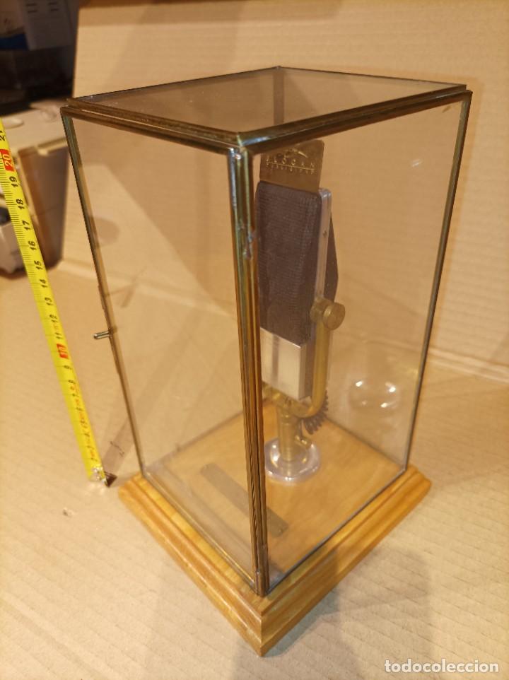 Vintage: Micr&oacute;fono antiguo especie de trofeo. - Foto 2