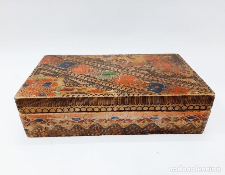 Vintage: Caja vintage grande de madera con pirograbado