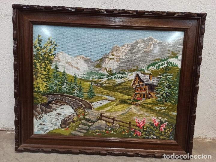 Vintage: Paisaje de monta&ntilde;a. Punto de Cruz. Excelente marco de madera. Cuadros.