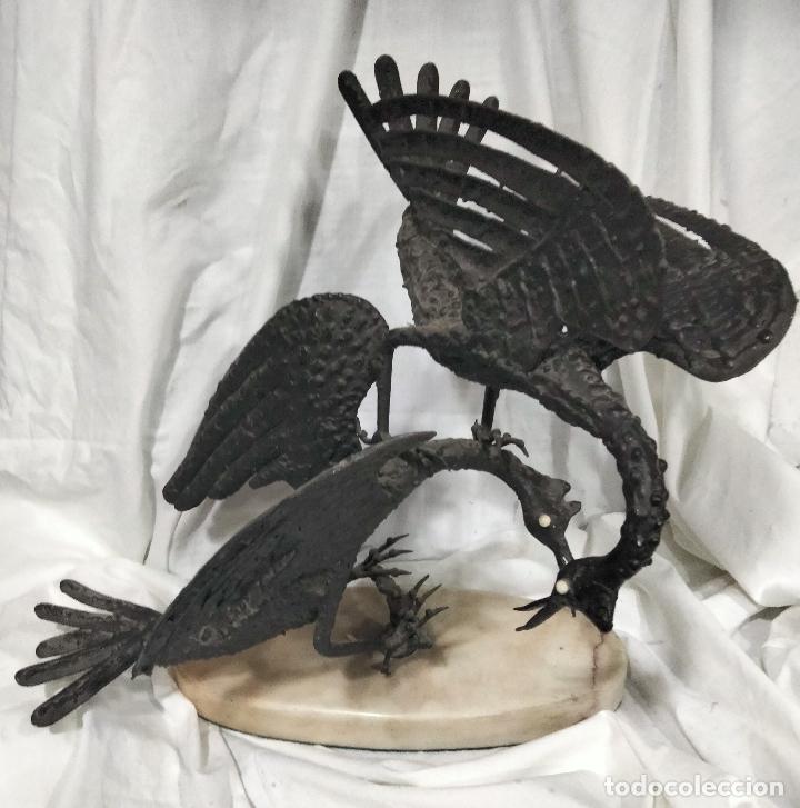 Vintage: Escultura de aves en lucha. Hierro sobre marmol