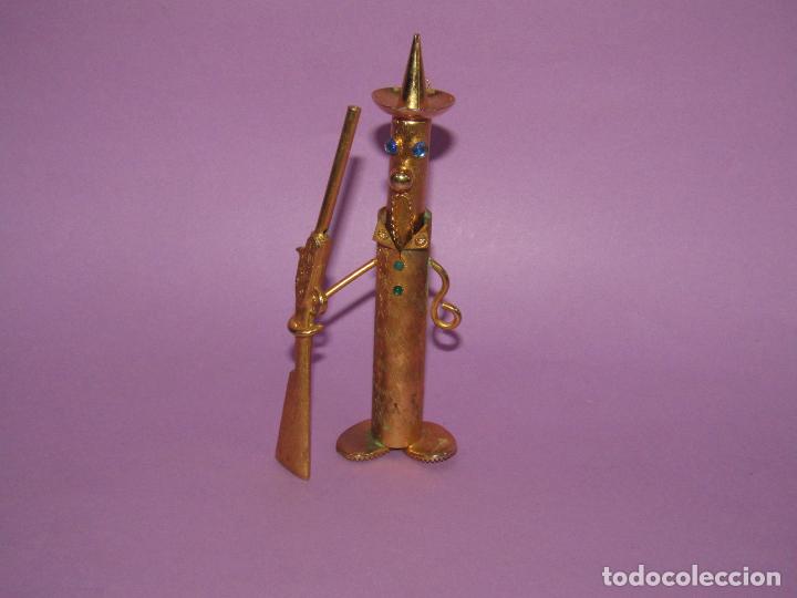 Vintage: Antigua Fantas&iacute;a de Personaje Cazador con Escopeta en Lat&oacute;n Dorado - A&ntilde;o 1970s.
