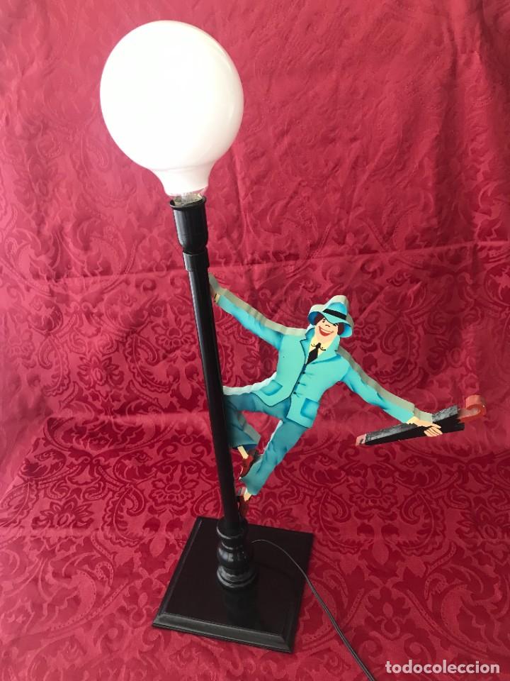 Vintage: ORIGINAL L&Aacute;MPARA GENE KELLY SOBREMESA EN MADERA. A ESTRENAR