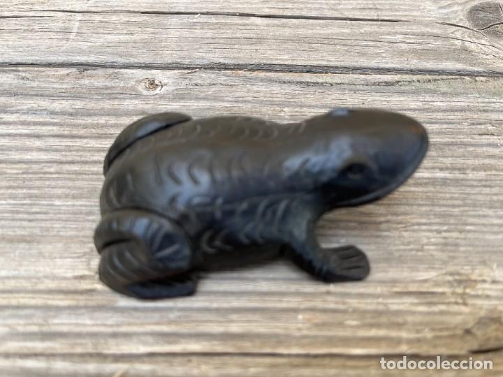 Vintage: Peque&ntilde;a rana tallada en madera, muy decorativa.