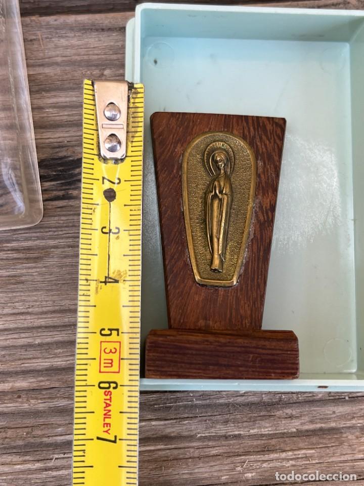 Vintage: VIRGEN. Peque&ntilde;a placa de bronce sobre madera, muy decorativa.