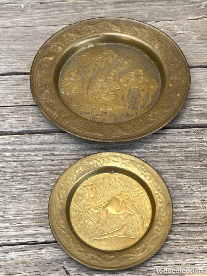 Vintage: Conjunto de dos platitos de metal dorado con motivos egipcios.