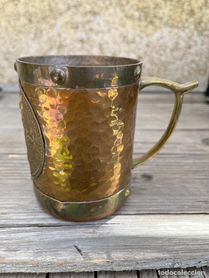 Vintage: Taza de cobre con figura de guerrero azteca. En buen estado.