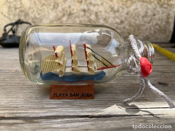 Vintage: Peque&ntilde;a botella de Playa de San Juan con velero en su interior.