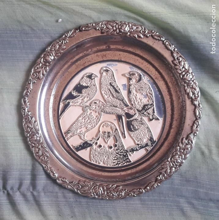 Vintage: VINTAGE BONITO PLATO METAL CON ESCENA RELIEVE DE PAJAROS - CANARIO PERIQUITO JILGUERO EXOTICO