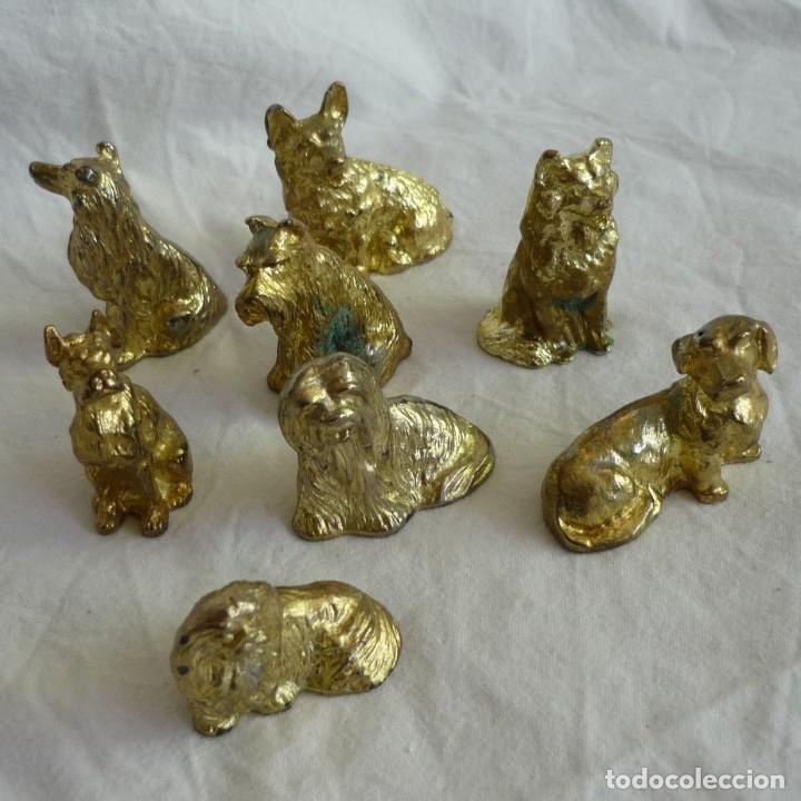 Vintage: 8 figuras de perros en plomo dorado - Foto 1