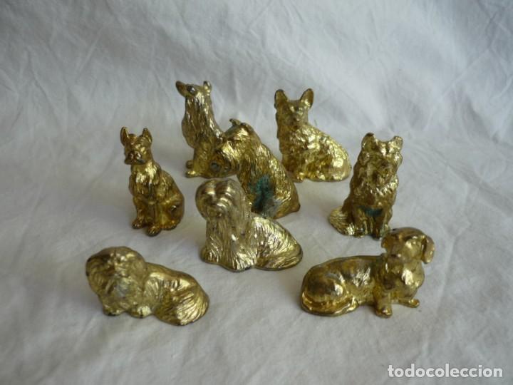 Vintage: 8 figuras de perros en plomo dorado - Foto 2