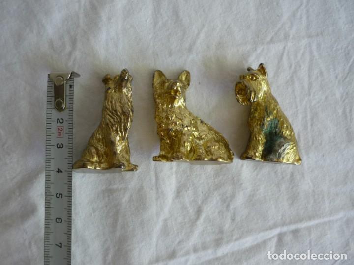 Vintage: 8 figuras de perros en plomo dorado - Foto 3