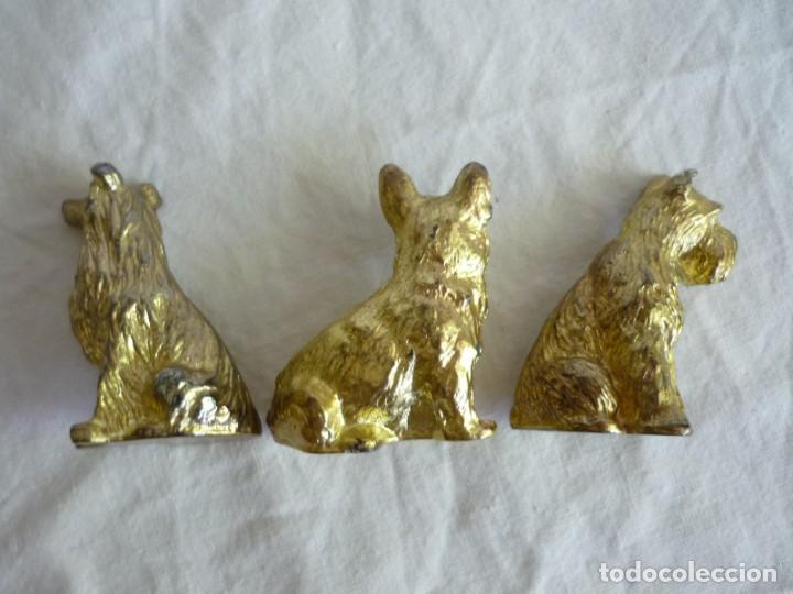 Vintage: 8 figuras de perros en plomo dorado - Foto 4