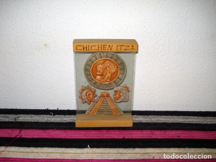 Vintage: CHICHEN ITZA M&Eacute;XICO figuras yeso enmarcada en vidrio y madera. Dimensiones: 23 x 15 x 4cm (aprox)