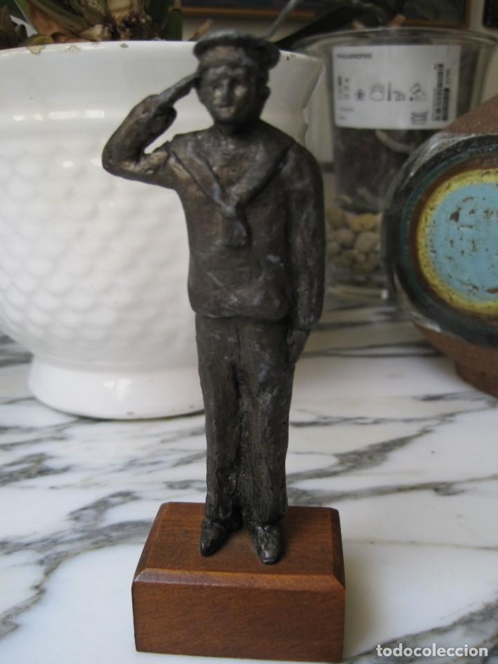 Vintage: FIGURA DE METAL - MARINERO - PEANA DE MADERA - A&Ntilde;OS 60