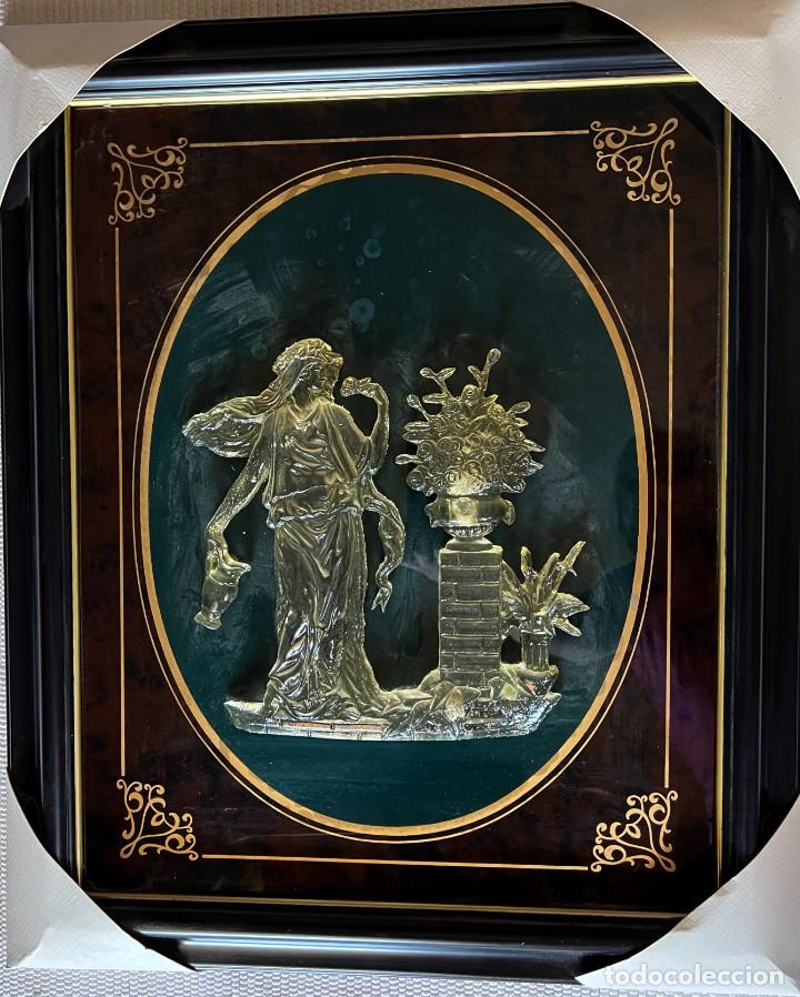 Vintage: Marco 57x48 Negro con figura dentro en relieve de mujer( se enciende al detectar ruido)