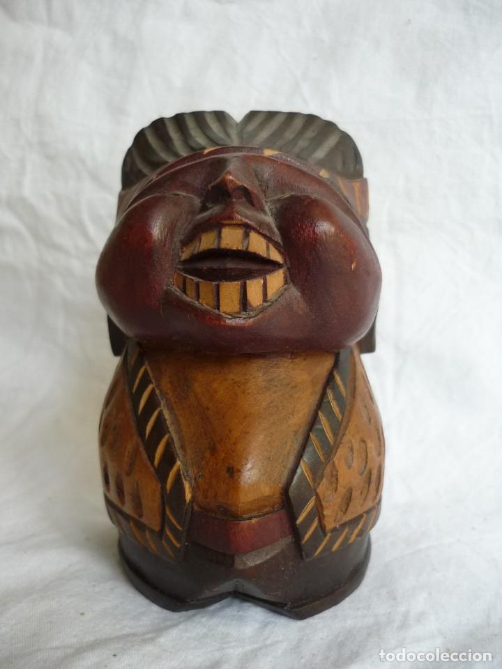 Vintage: Simp&aacute;tica figura tallada en madera, Indio riendo - Foto 2