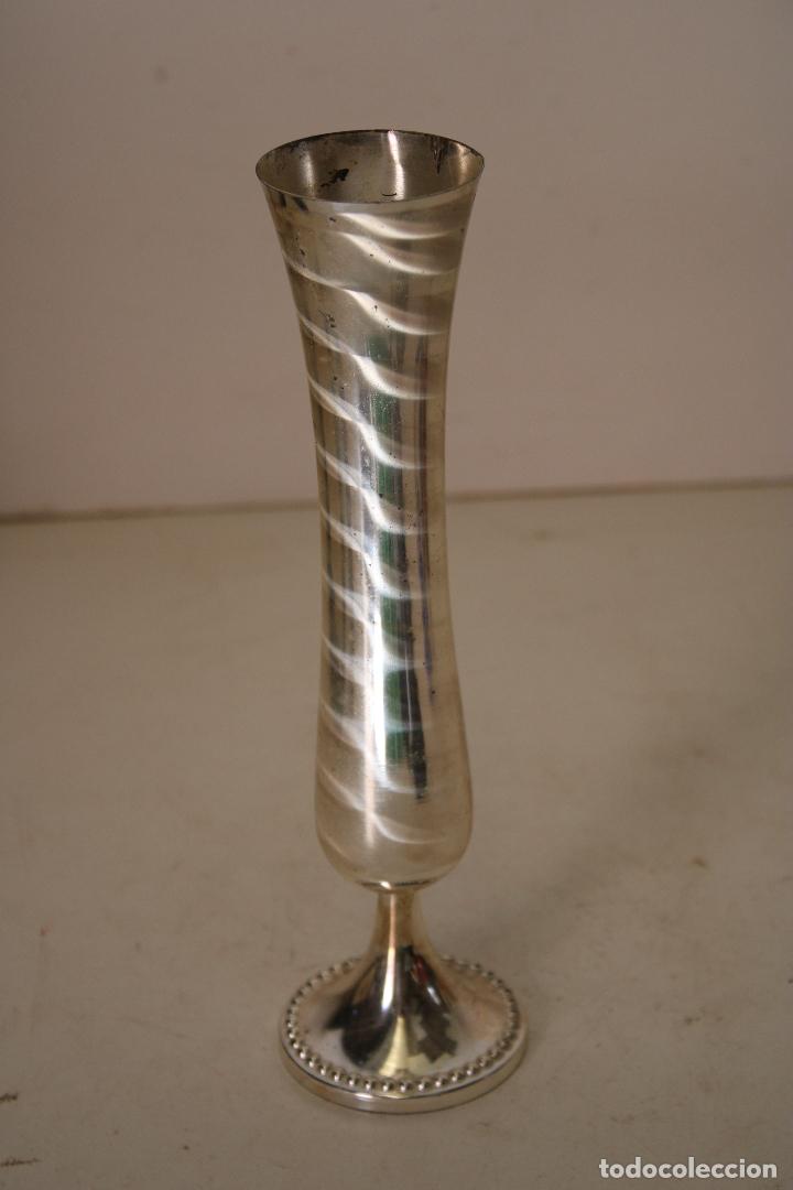Vintage: violetero de metal plateado