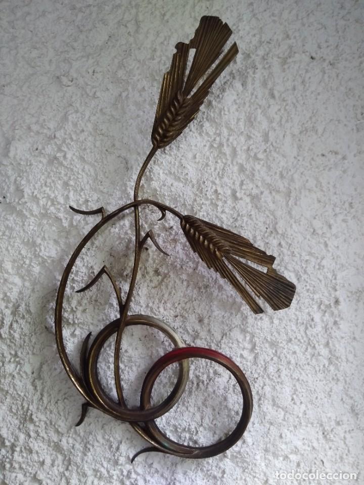 Vintage: Espigas de trigo. Adorno de lat&oacute;n.
