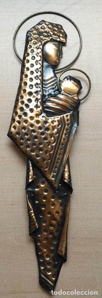 Vintage: Imagen de la Virgen Mar&iacute;a con el Ni&ntilde;o para colgar - Metal dorado oscurecido - Probable artesanal -