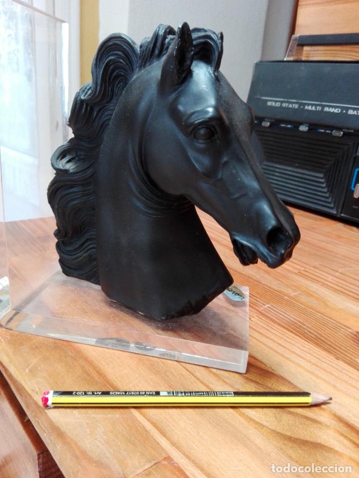 Vintage: Sugetalibros cabeza de caballo resina y metacrilato