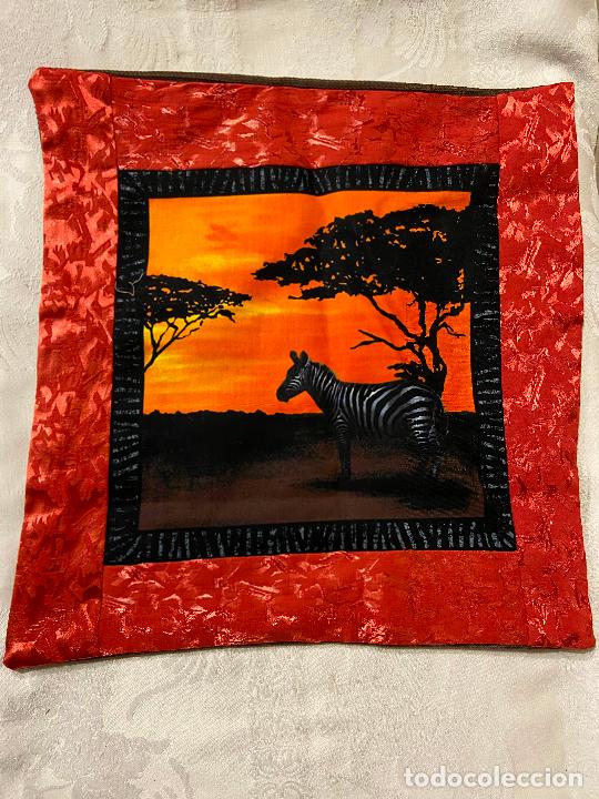 Vintage: C.69- Funda coj&iacute;n hecho a mano. Kenia 1.986. Cebra